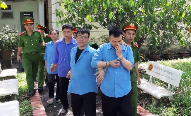 Dùng mã tấu, bình xịt hơi cay cướp tài sản, chống trả công an