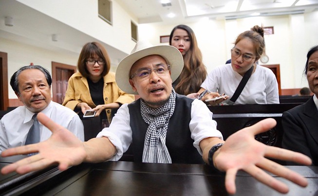 Ông Đặng Lê Nguyên Vũ ngồi lặng cả phút sau khi tòa tuyên án