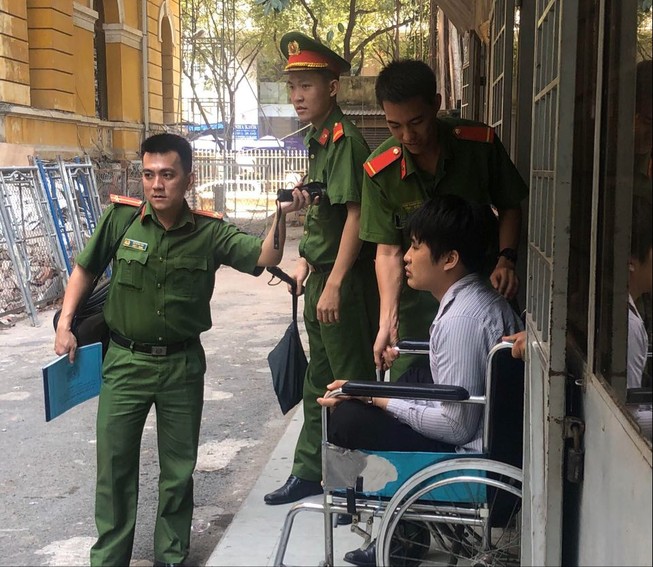 Trộm xong hối hận trả lại tiền, ra tòa ngồi xe lăn khóc
