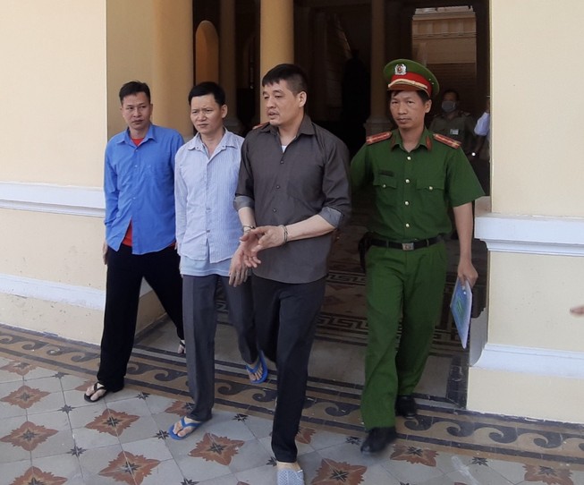 Tù chung thân người đàn ông chở 'hàng' trèo mái nhà trốn CSGT