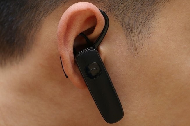 Đập phá tiệm điện thoại vì chủ tiệm đeo tai nghe không trả lời