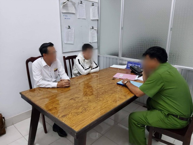 Các luật sư đưa một nghi can ra công an đầu thú