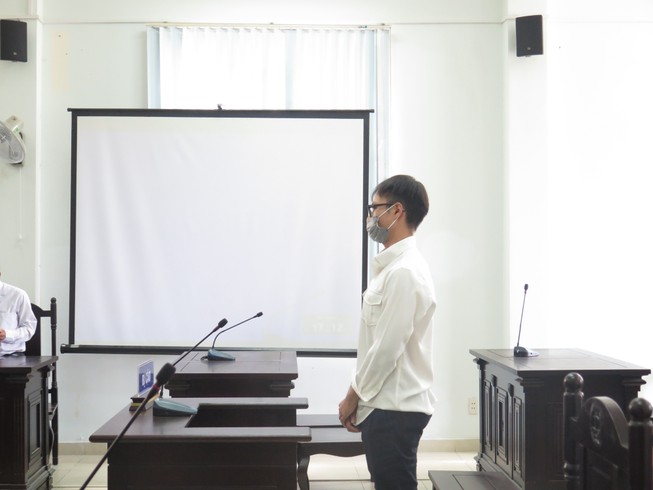 Bảo vệ nhắc đeo khẩu trang là người thi hành công vụ