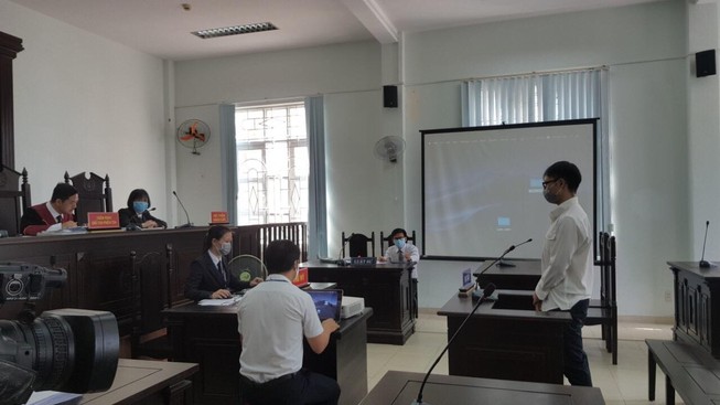 Đang xử nam thanh niên đánh bảo vệ vì nhắc đeo khẩu trang