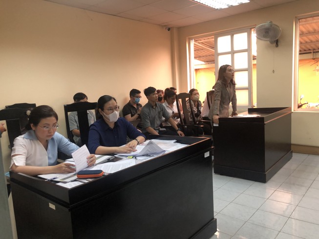 Tòa không chấp nhận việc công ty ông bầu đòi ca sĩ bồi thường