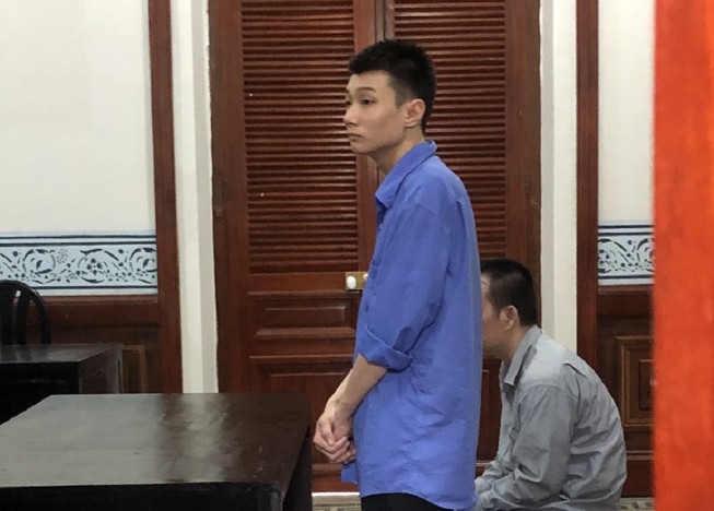 Thanh niên nghiện game dùng bịt xịt hơi cay tấn công xe ôm