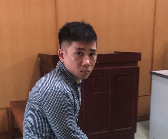 Tưới xăng, dọa đốt chủ quán cà phê vì ngăn cản tình cảm