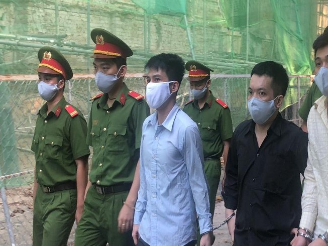 Vay tiền giả mua xe cho vợ