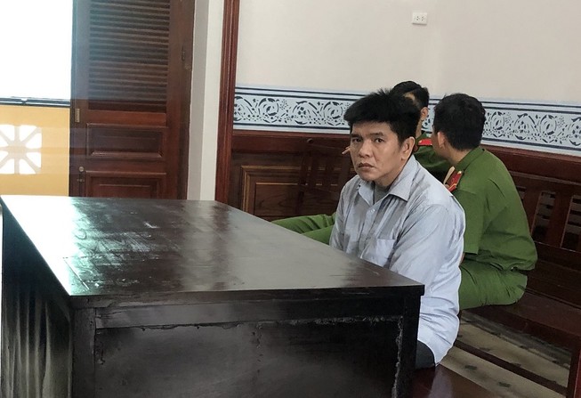 Phạt tù người ném sơn đỏ vào Tổng lãnh sự quán