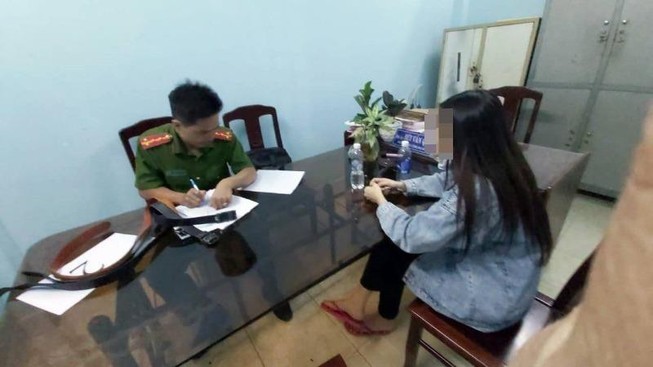 Tạm đình chỉ vụ đánh vợ, ép quan hệ để chụp ảnh ‘nóng’