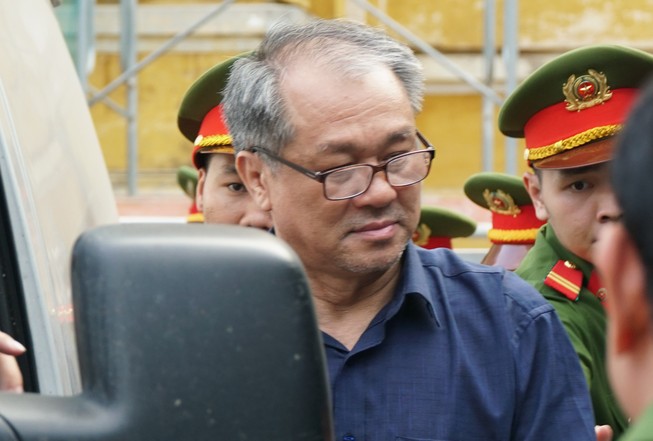 Bà Hứa Thị Phấn và ông Phạm Công Danh không đến tòa