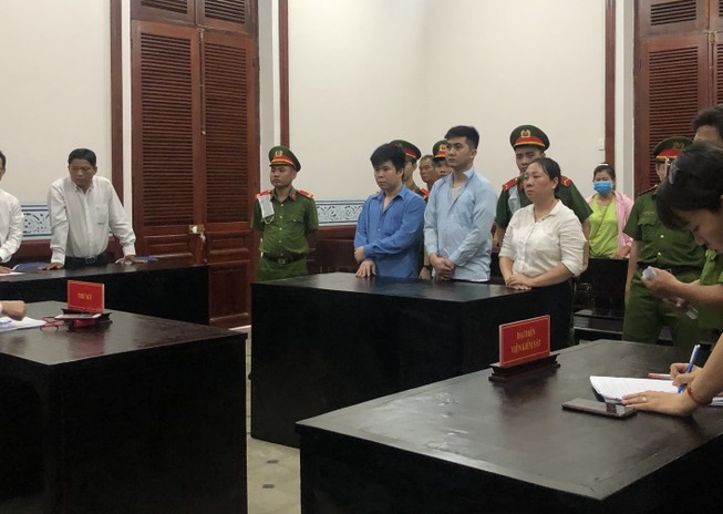 Người phụ nữ buôn lậu thuốc tây cùng hai tài xế lãnh án