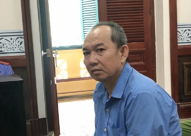 Mang dao 'xử' vợ cũ vì chuyện vay tiền nuôi con ăn học