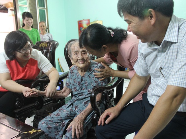 Lãnh đạo thành phố chúc Tết mẹ Việt Nam anh hùng