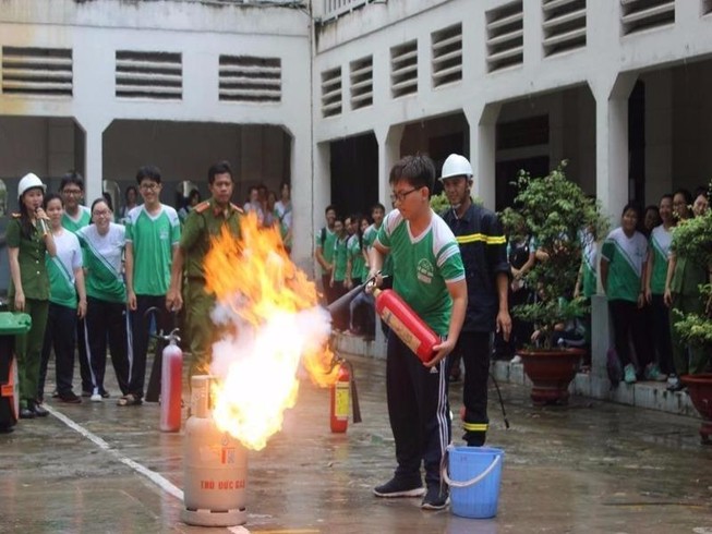 Học sinh lớp 12 bỡ ngỡ ôm bình chữa cháy