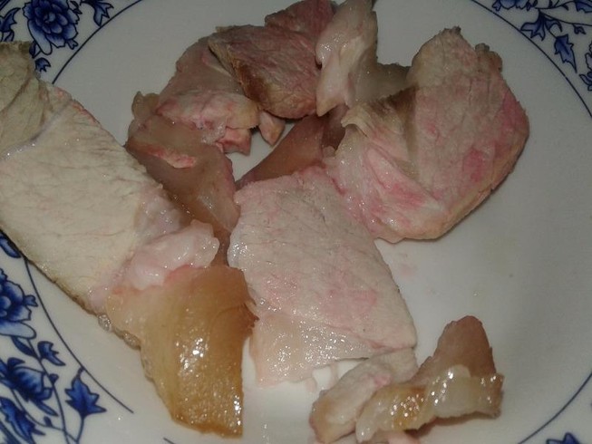 Tá hỏa thịt luộc để qua đêm chuyển màu hồng