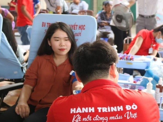 Hàng trăm người dân TP.HCM nô nức đi hiến máu