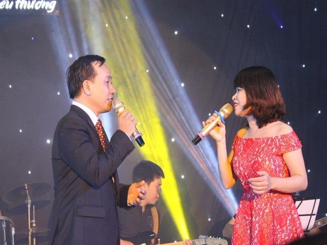 Bác sĩ 'cháy' hết mình hát tiếp sức đàn em