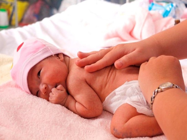 Bé gái chào đời khỏe mạnh dù u xơ bao bọc chi chít