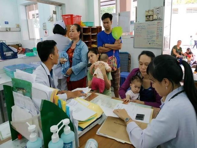 TP.HCM nắng nóng dài ngày, trẻ em người già thi nhau nhập viện