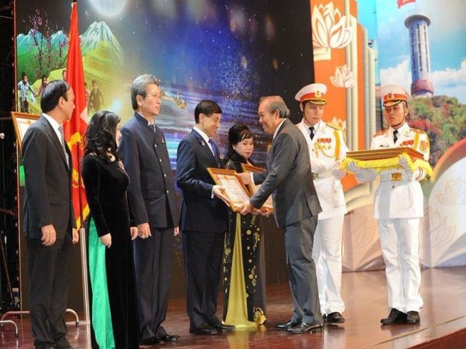 Quỹ học bổng Vừ A Dính nhận Huân chương Lao động hạng Nhất