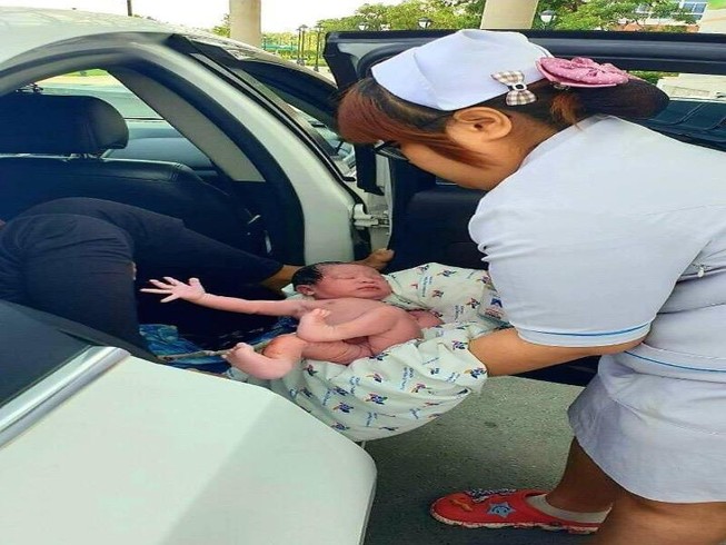 Tài xế dừng xe cho sản phụ đẻ giữa đường