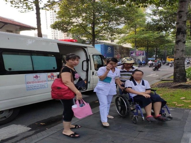 Thí sinh được bệnh viện 'hộ tống' đi thi vì mới mổ xong