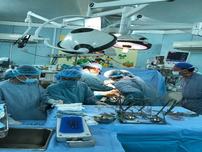 15 tiếng ghép gan ông nội cho bé sinh non ba tháng