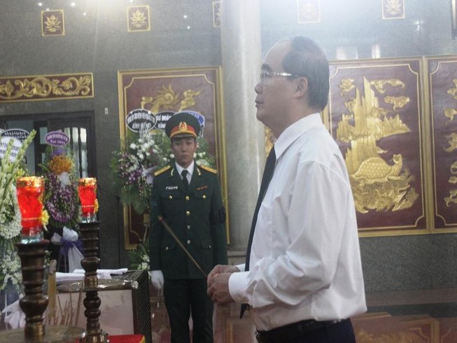 Hàng ngàn người đến viếng anh hùng phi công Nguyễn Văn Bảy