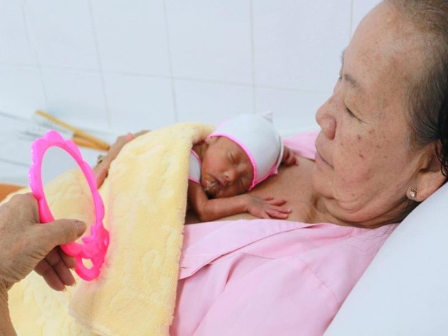 Tam thai 1 gái 2 trai cực non tháng được nuôi dưỡng thành công