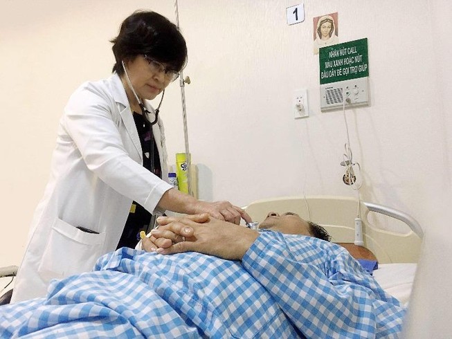 Cắt lể nặn máu độc, người đàn ông nhiễm khuẩn huyết nguy kịch