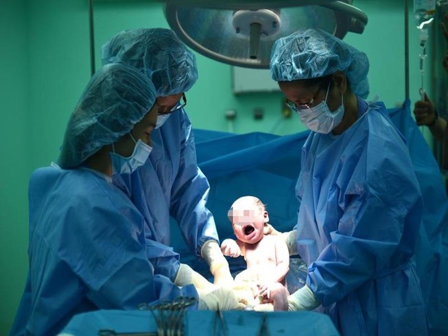 TP.HCM: Mẹ con suýt trả giá vì quyết 'sinh thuận tự nhiên'