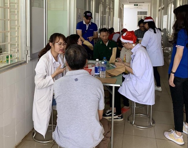 Giao lưu chiến sĩ trẻ, chăm sóc sức khỏe bà con nghèo
