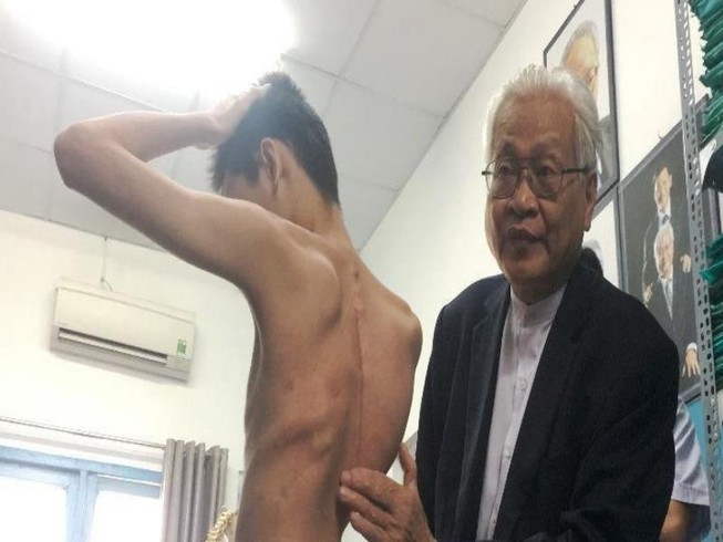 Chàng trai cao thêm 8 cm sau hai ca phẫu thuật 15 tiếng