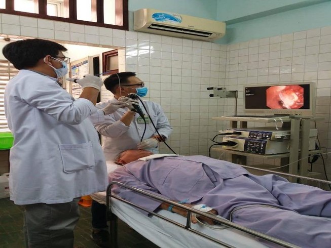 Hóc hai dị vật nhưng đi điều trị viêm phổi