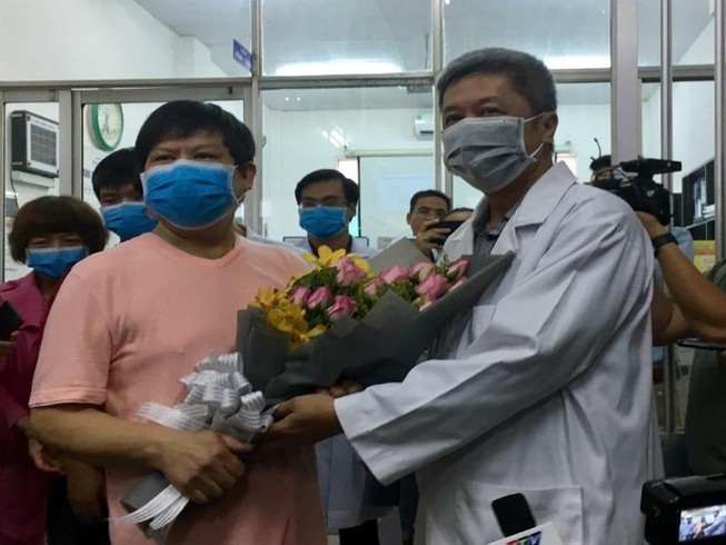 Bệnh nhân người Trung Quốc bị COVID-19 nói gì khi xuất viện?