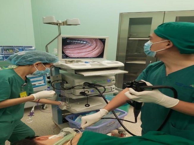 BS 'vật lộn' gắp chiếc ốc vít siêu nhọn trong ruột bé 2 tuổi