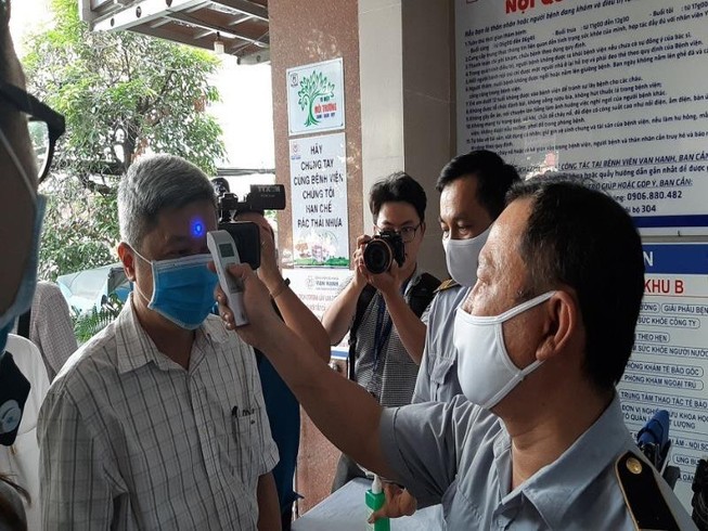 Thứ trưởng Bộ Y tế kiểm tra phòng dịch tại BV tư nhân ở TP.HCM