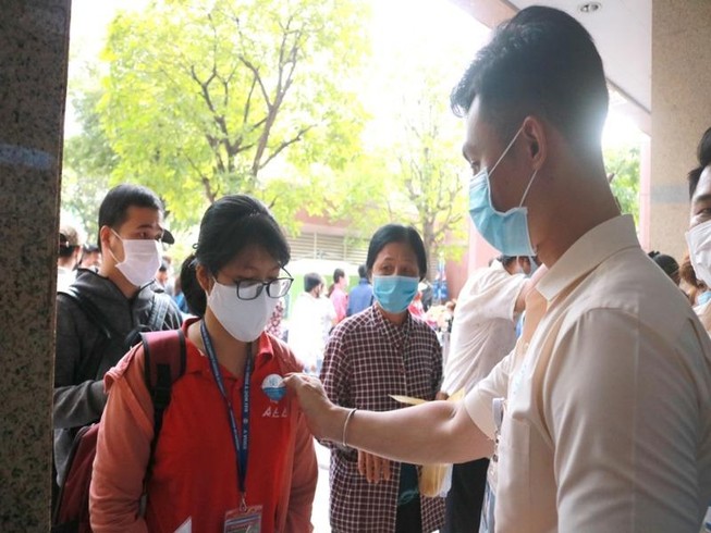 Dán nhãn sàng lọc COVID-19 cho người vào bệnh viện