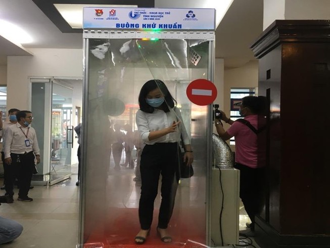 TP.HCM có buồng khử khuẩn di động toàn thân ngừa COVID-19