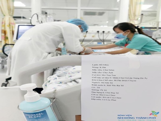 Hành xử đẹp của điều dưỡng BV Nhi đồng với cậu bé Campuchia