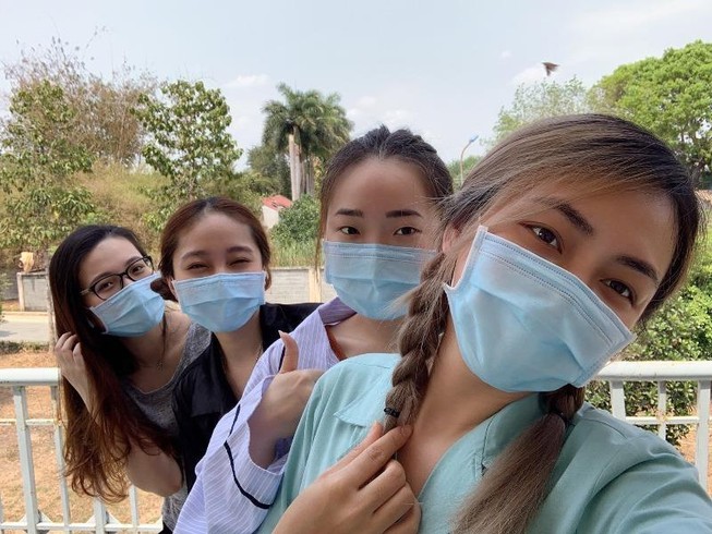 Món quà đặc biệt 4 du học sinh Anh tặng nhân viên khu cách ly