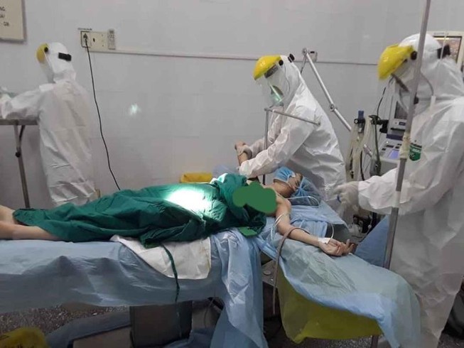 Bác sĩ mặc đồ bảo hộ cứu sản phụ vỡ thai ở khu cách ly