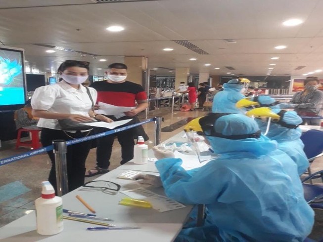 TP.HCM ngưng lấy mẫu sàng lọc COVID-19 tại sân bay, nhà ga