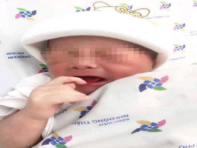 Bé trai bị bỏ rơi ven đường, rốn chưa cắt hoại tử ở TP.HCM