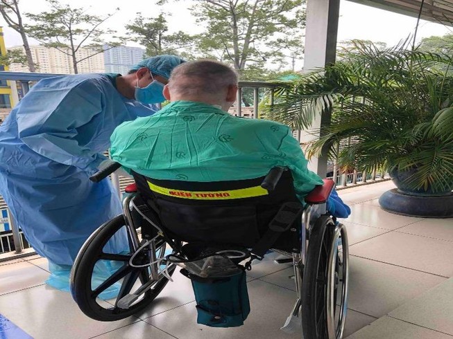 Bệnh nhân 91 được đưa ra ngoài hành lang phơi nắng mỗi sáng