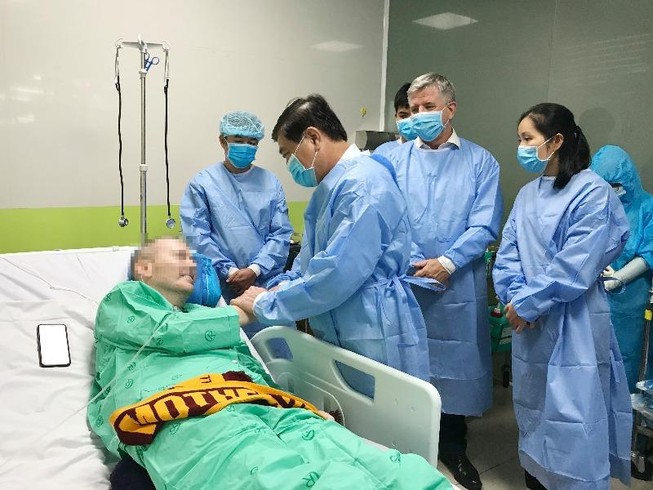 Chủ tịch TP.HCM thăm bệnh nhân 91: Cảm phục tấm lòng y bác sĩ
