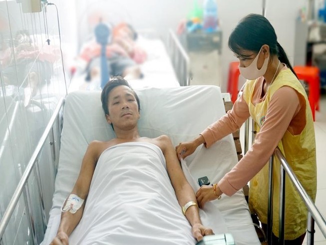Chuyện chưa kể của bác sĩ và bệnh nhân bị rắn hổ mang chúa cắn