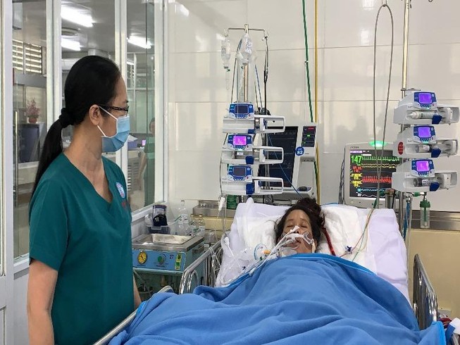 Xót xa con chào đời nằm lồng ấp, mẹ nguy kịch phải chạy ECMO