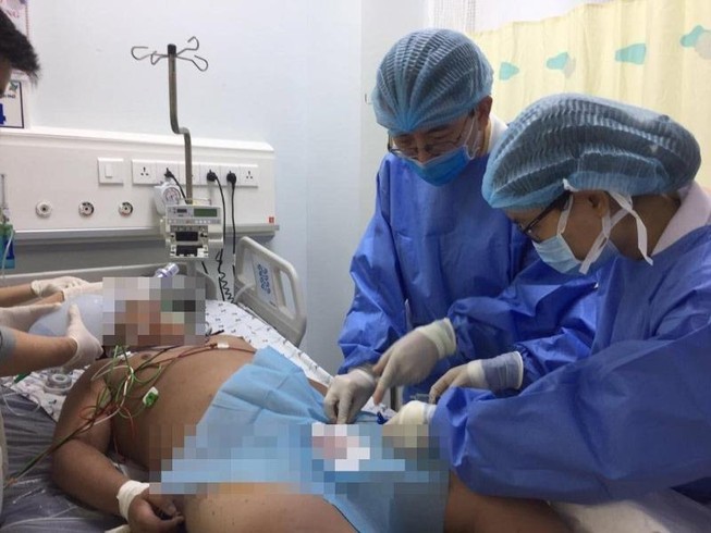 Cứu sống bé trai nguy kịch do bị bạn nhấn nước